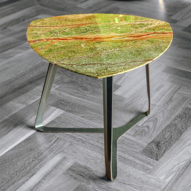 Correzione in italiano:  
Tavolino da caffè in marmo.

Traduzione in inglese:  
Marble coffee table.