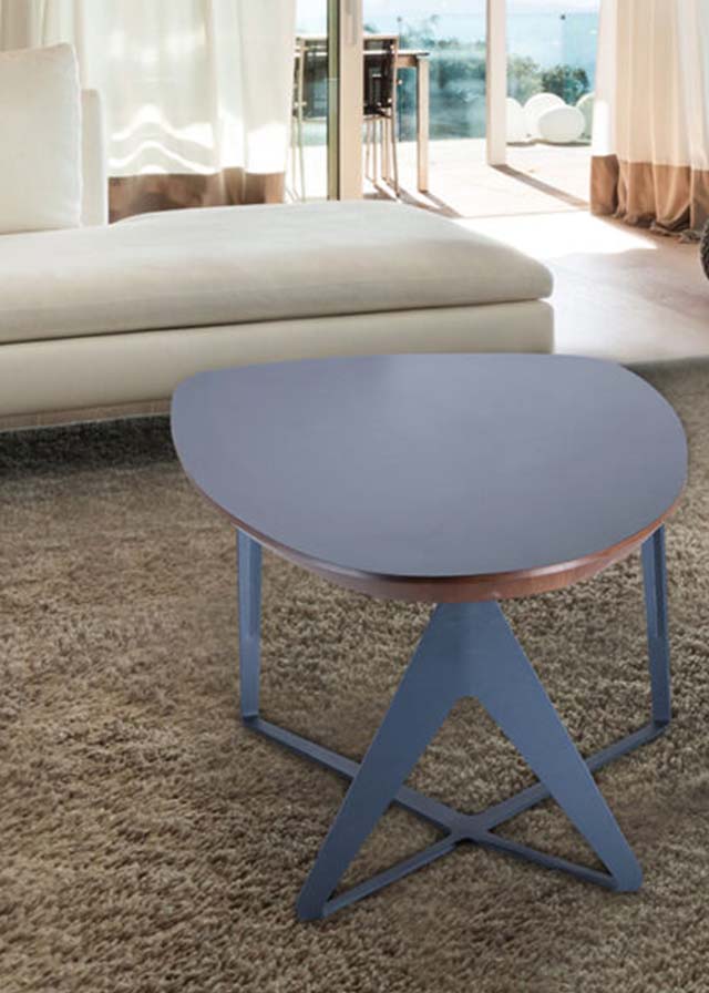 Tee solid coffee table