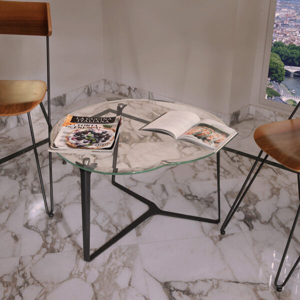 Tavolino da caffè Apple Crystal in vetro di Greyge, con un design lussuoso e minimalista e un piano in vetro trasparente.