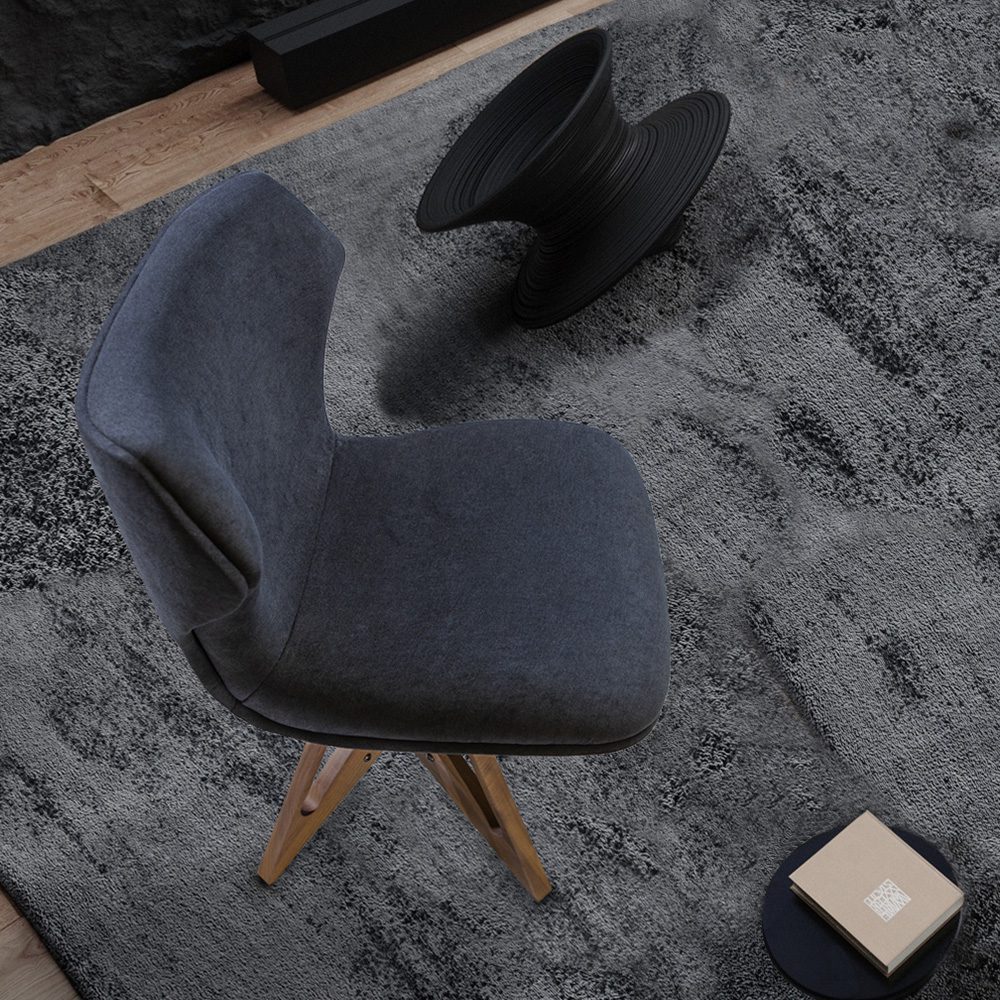 La poltrona Bruno in tessuto nero collocata in un soggiorno moderno ed elegante, che ne evidenzia il design raffinato e il comfort lussuoso.