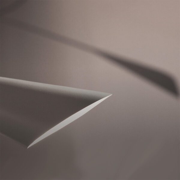 Vista completa della lampada a soffitto Calla, che mostra la sua struttura elegante e il suo design, ideale per interni moderni.