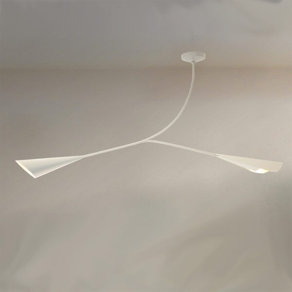 Vista dettagliata della lampada a soffitto Calla, che mette in evidenza il suo stile moderno e le linee pulite, ideale per arredamenti contemporanei.