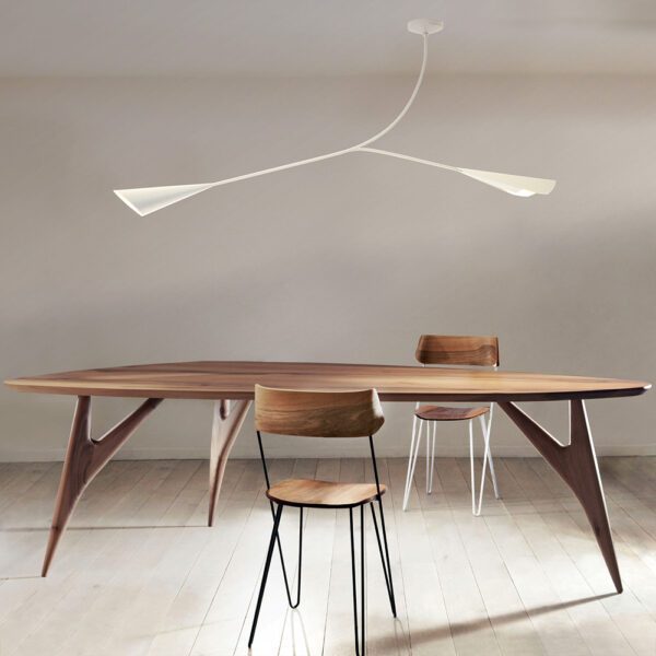 Una sofisticata lampada a soffitto Calla che illumina un ambiente moderno con la sua forma armoniosa e la luce soffusa e avvolgente.
