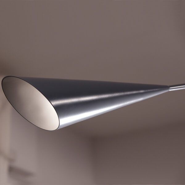 Una lampada a soffitto Calla contemporanea con un design essenziale e curve eleganti, che diffonde una luce calda e avvolgente, perfetta per ambienti moderni.