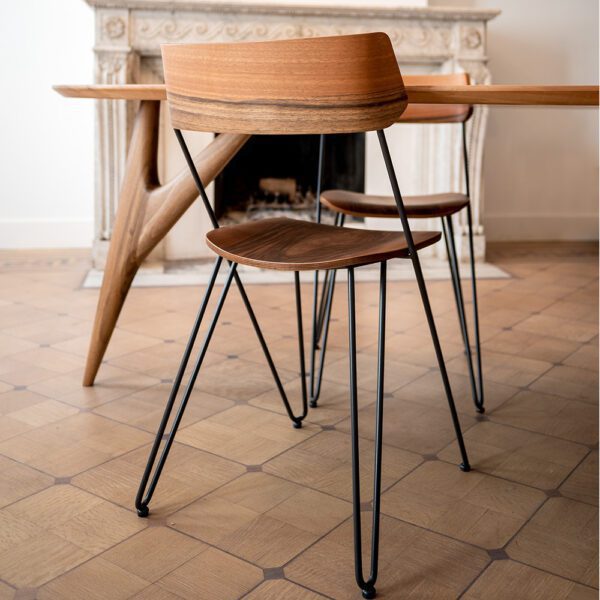 Vue rapprochée de la chaise Ibsen Master, mettant en avant sa structure moderne et épurée ainsi que ses matériaux haut de gamme.