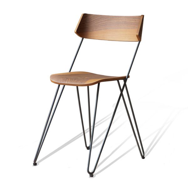 La chaise Ibsen Master, mettant en valeur son design moderne et élégant, parfait pour les intérieurs contemporains.
