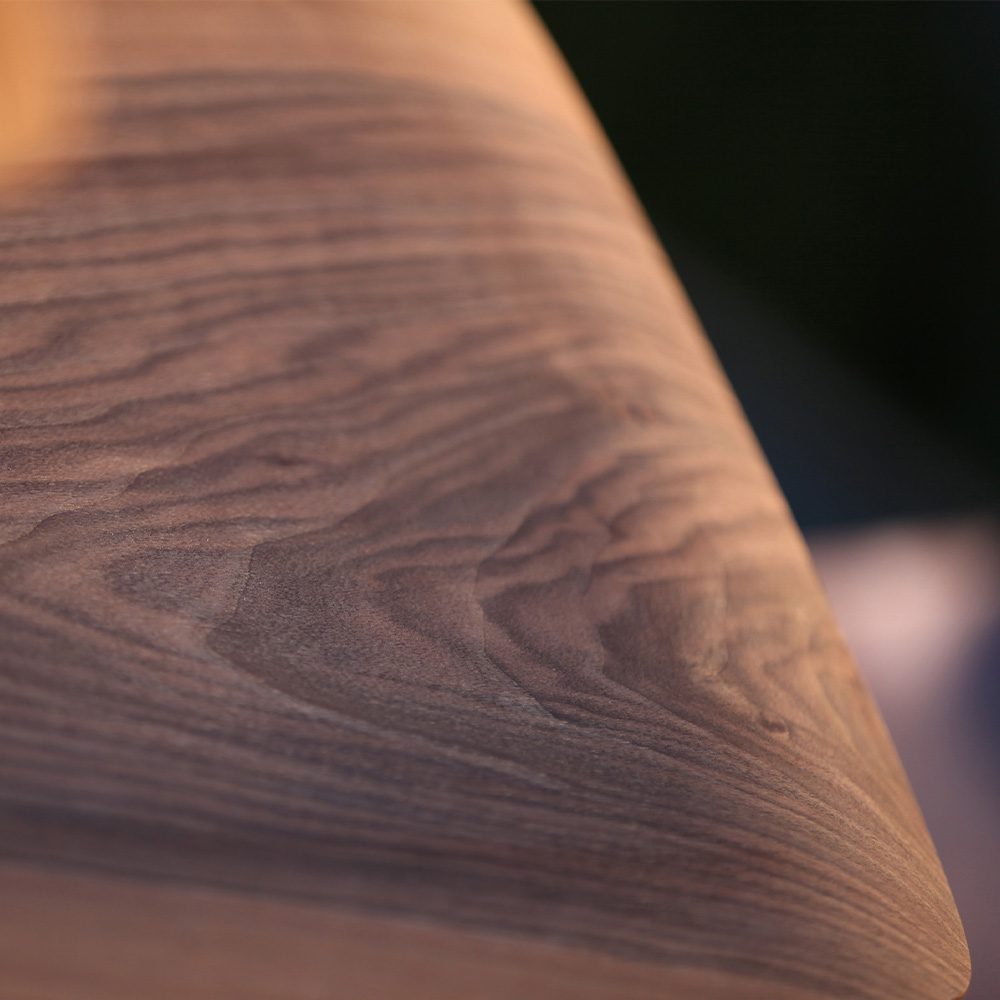 Vista elegante dell’Ibsen Master con il suo design raffinato e la finitura pregiata, perfetto per ambienti contemporanei.