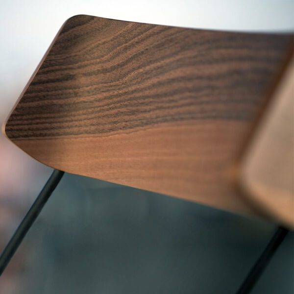 Vue détaillée de la pièce Ibsen Master mettant en avant son design élégant et son savoir-faire artisanal.
