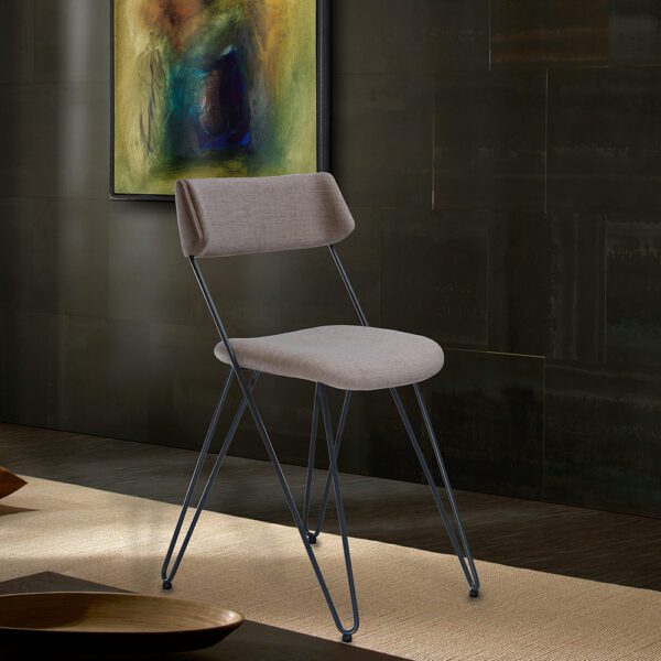 Sedia Ibsen Miss in colore notte, con un design raffinato e una silhouette slanciata.