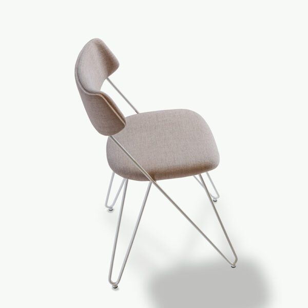 Sedia Ibsen Miss, con un design moderno raffinato, linee fluide e un'estetica elegante.