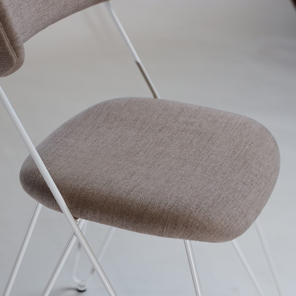 Sedia Ibsen Miss in posizione seduta, con un design moderno minimalista e sofisticato.