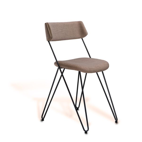 Sedia Ibsen Miss di profilo, caratterizzata da curve armoniose e un design minimalista raffinato.