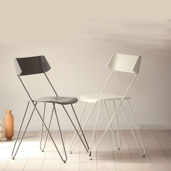 Sedie Ibsen One bianca e grigia antracite di Greyge, caratterizzate da un design moderno scultoreo, linee eleganti e materiali di alta qualità.