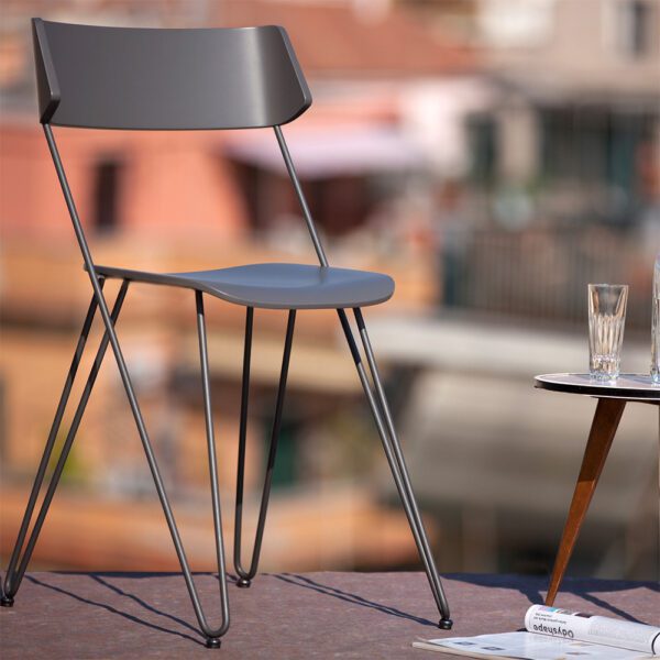 Sedia Ibsen One grigia antracite dal design contemporaneo e linee eleganti, che unisce estetica minimalista e artigianato di lusso.