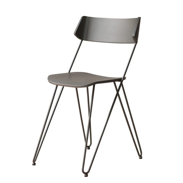 Sedia Ibsen One di Greyge, caratterizzata da un design elegante con linee pulite e un rivestimento in cuoio di lusso, perfetta per interni moderni.