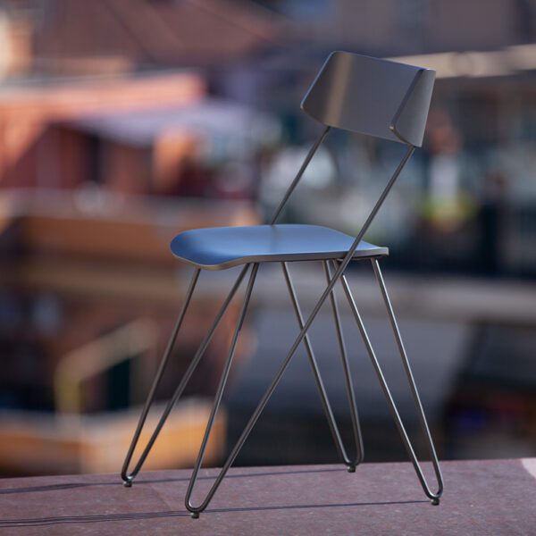 Vista laterale della sedia Ibsen One grigia antracite di Greyge, che evidenzia il suo design elegante con legno curvato laccato e una struttura in acciaio minimalista.