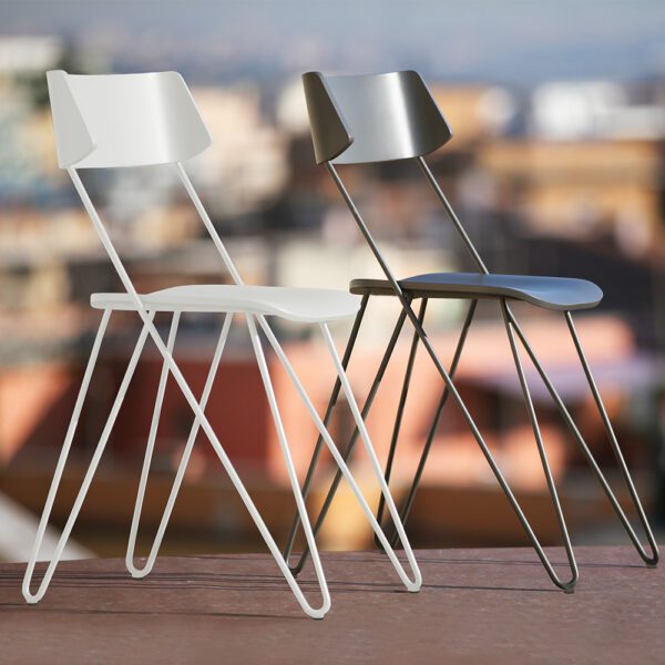 Sedia Ibsen One bianca di Greyge, caratterizzata da un design moderno con linee eleganti, legno curvato laccato e una struttura in acciaio robusta.