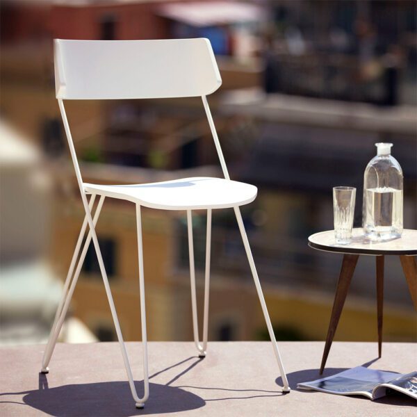 Sedia Ibsen One bianca di Greyge, con una struttura minimalista in legno curvato laccato e un robusto telaio in acciaio, progettata per interni moderni ed eleganti.