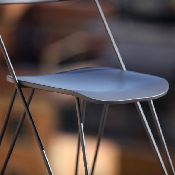 Profilo laterale della sedia Ibsen One grigia antracite di Greyge, che mette in risalto il design minimalista con legno curvato laccato e una struttura in acciaio sottile.