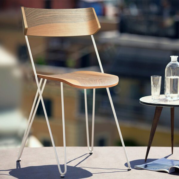 Chaise Ibsen Master blanche de Greyge, design contemporain avec des lignes épurées et des matériaux haut de gamme.