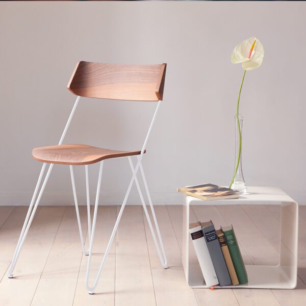 Chaise Ibsen Master blanche de Greyge, design minimaliste avec un artisanat premium et des lignes épurées et élégantes.