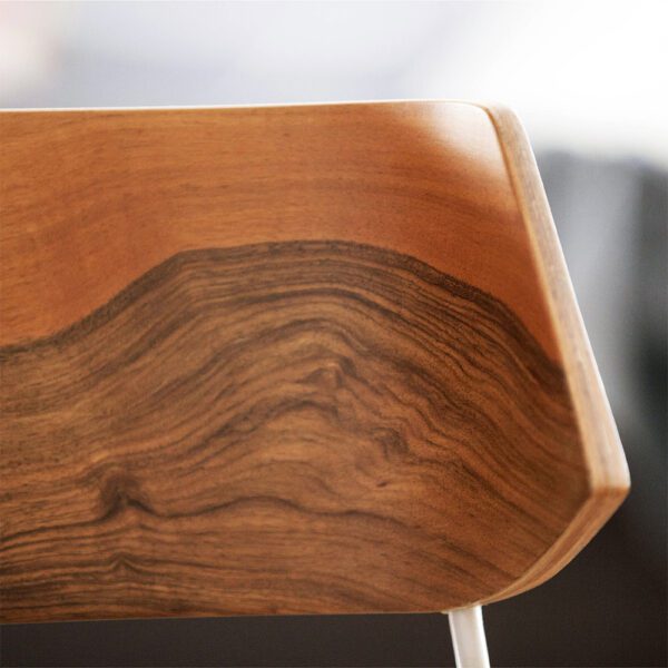 Chaise Ibsen Master blanche de Greyge, design moderne avec un artisanat premium et une esthétique minimaliste.
