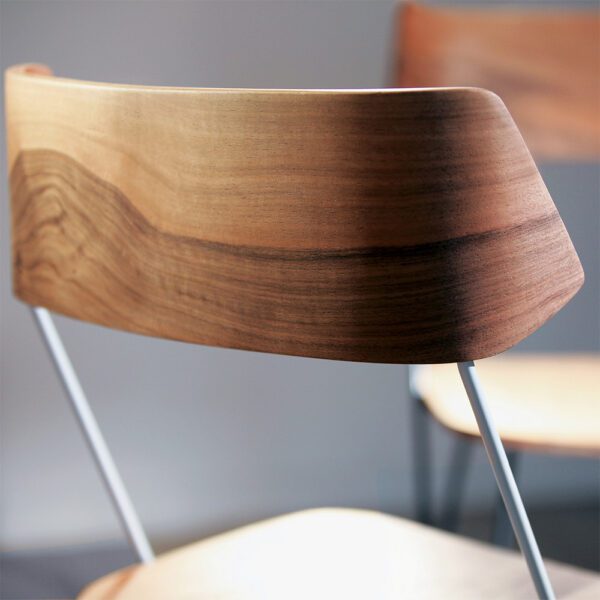 Chaise Ibsen Master blanche de Greyge, design élégant avec des matériaux haut de gamme et un style minimaliste.
