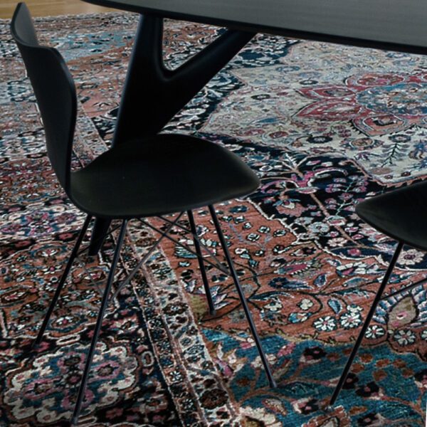 Sedia Riah di Greyge, design contemporaneo con linee pulite e comfort lussuoso.