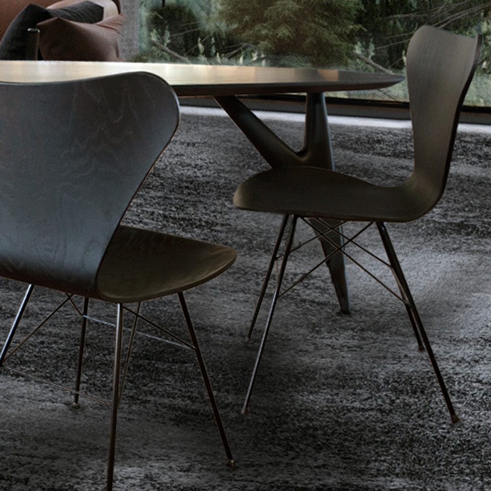 Sedia nera Riah di Greyge, un pezzo iconico con design moderno e artigianato raffinato.