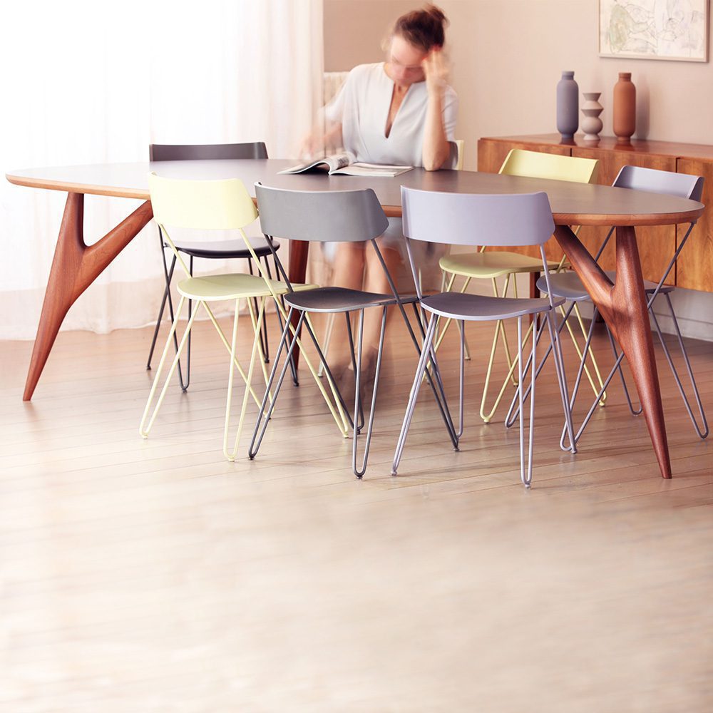 Tavoli da pranzo di design TED ONE in laminato grigio elegante con gambe scolpite, perfetti per ambienti raffinati.