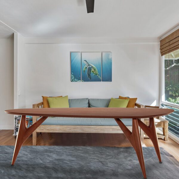 Table Ted Caribe en acajou avec un design contemporain épuré et une finition riche, apportant luxe et chaleur à tout espace.
