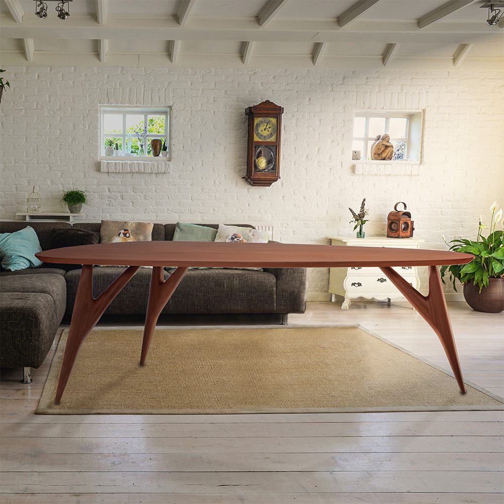 Ted Tavolo in Mogano Massello con un’eleganza accogliente, struttura solida e dettagli ispirati al design tradizionale.