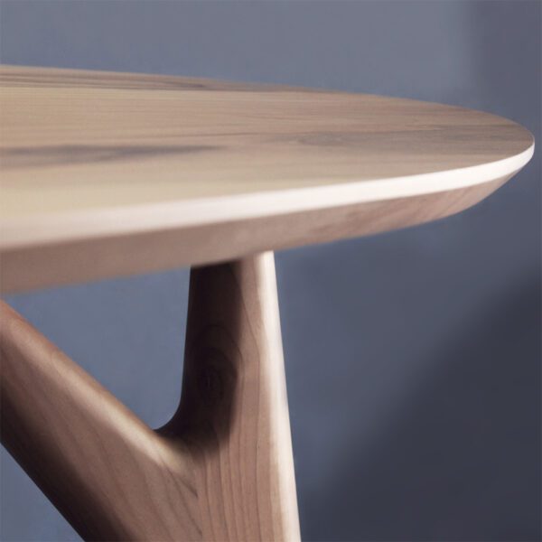 Table à manger Ted Masterpiece, un chef-d’œuvre inspiré de l’art moderne, combinant design sculptural et savoir-faire d’exception pour des intérieurs luxueux.