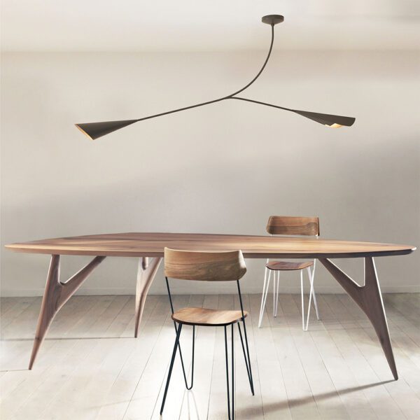 Table à manger Ted Masterpiece en noyer, une œuvre sculpturale emblématique, façonnée en bois massif pour une allure audacieuse et raffinée.