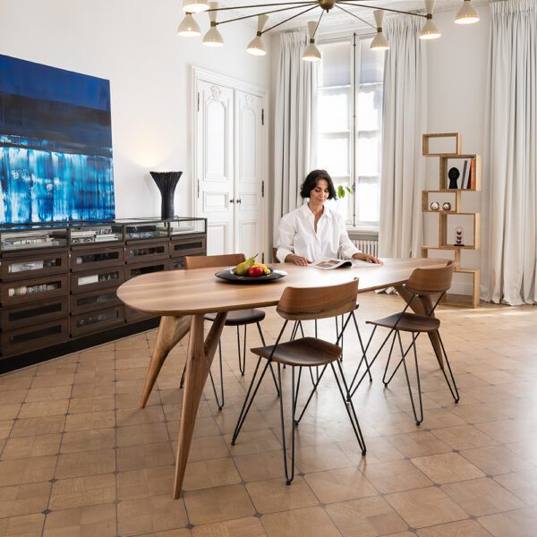 Table à manger Ted Masterpiece en noyer avec une finition raffinée, illustrant un savoir-faire exceptionnel et une élégance contemporaine.