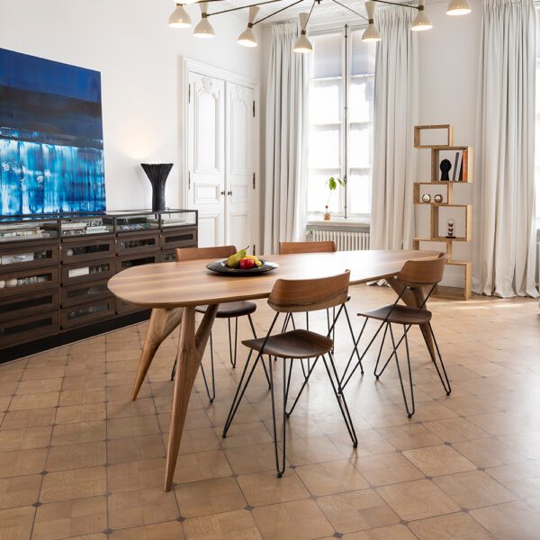 Gros plan sur le bord et la surface de la table à manger Ted Masterpiece avec une finition translucide en verre, mettant en valeur sa texture lisse et son savoir-faire raffiné.