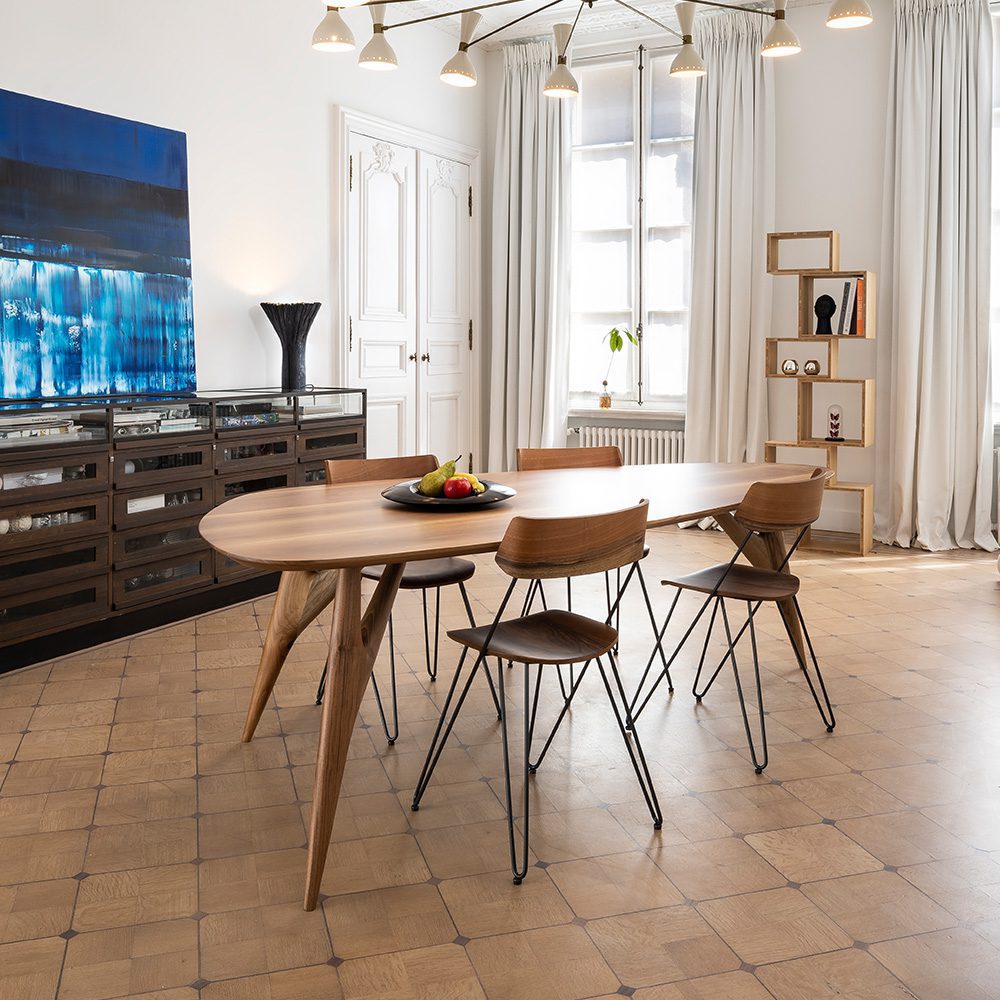 Tavolo da pranzo Ted Masterpiece con piano in vetro di Greyge: un tavolo contemporaneo con un piano in vetro elegante e una base scultorea artistica.