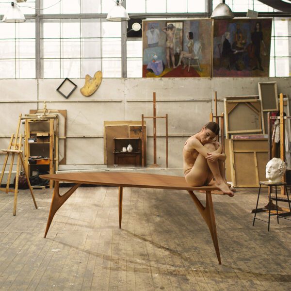 La table à manger Ted Acajou, au design moderne et épuré avec une finition luxueuse en acajou, parfaite pour un espace de repas contemporain.