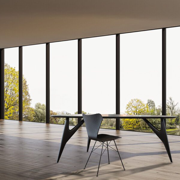 Vista minimalista del tavolo da pranzo Ted Nero, che enfatizza le sue linee essenziali e il design sofisticato.