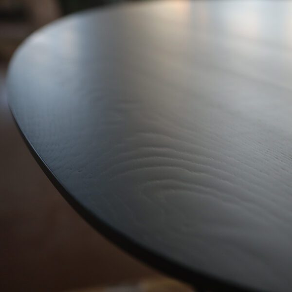 Vista laterale del tavolo da pranzo Ted Nero con finitura in legno, che mette in risalto la texture naturale e il design elegante.