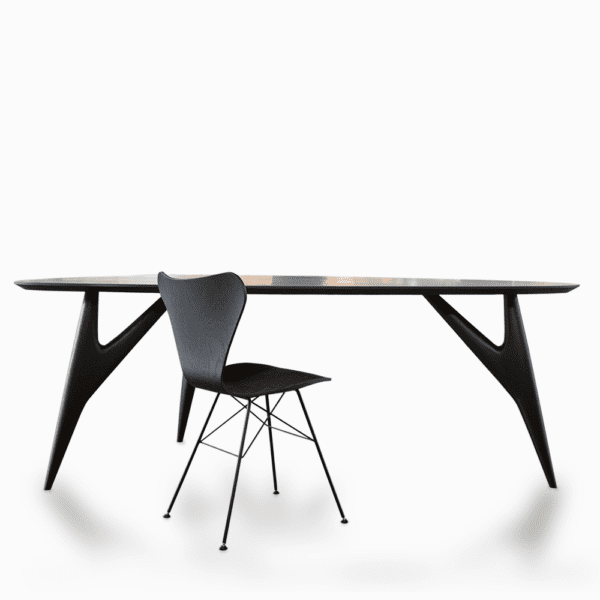 Vista angolata del tavolo da pranzo Ted Nero, che enfatizza il suo design raffinato e le linee pulite dello stile moderno.