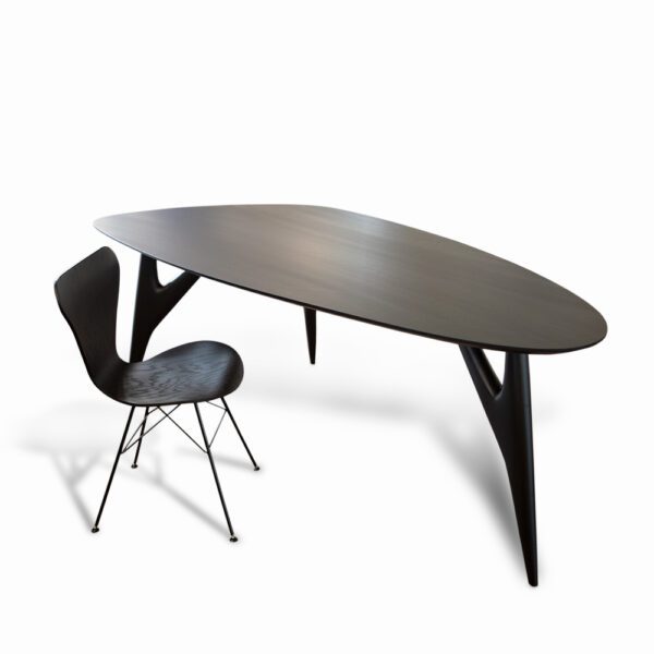 Vista laterale del tavolo da pranzo Ted Nero, che ne mette in risalto il design raffinato e la struttura minimalista.