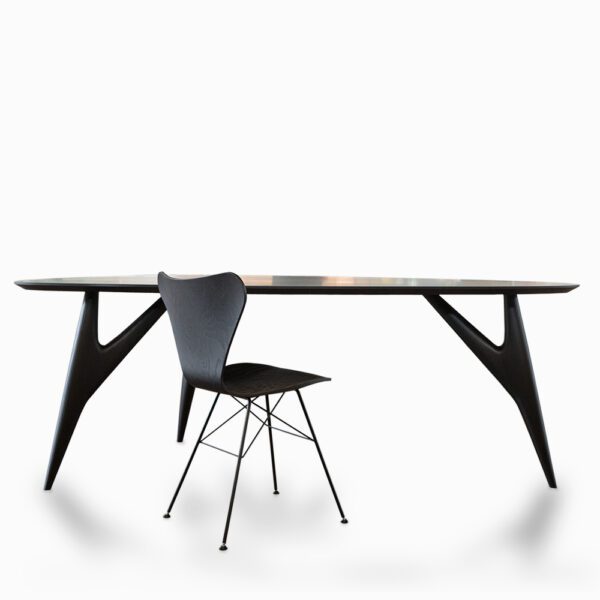 Vista elegante del tavolo da pranzo Ted Nero, che mette in risalto il suo stile minimalista con linee fluide e artigianato raffinato.