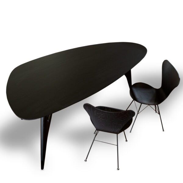 Vista moderna del tavolo da pranzo Ted Nero, caratterizzato da linee pulite e un design raffinato.