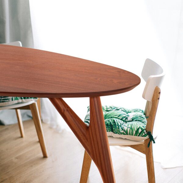 La table à manger Ted Acajou, mettant en avant son design raffiné et sa finition en bois d’acajou noble.