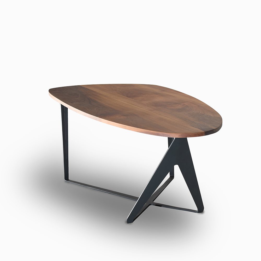 Tavolino da caffè Ted di Greyge, realizzato in noce massello selezionato con struttura in acciaio grigio antracite, che incarna il design minimalista moderno.