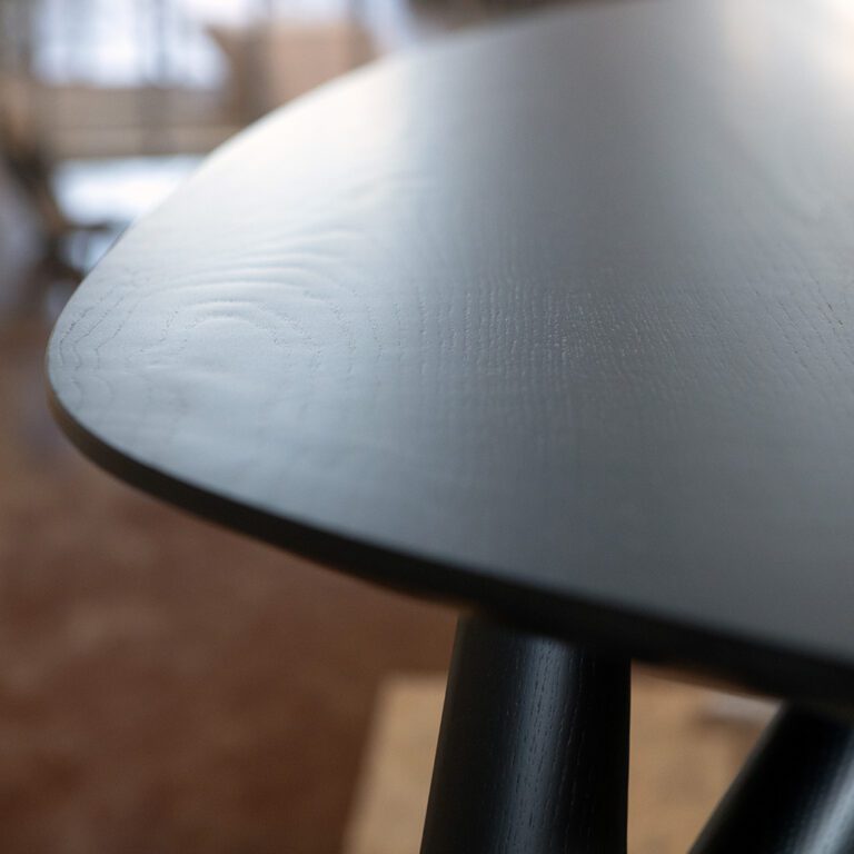 Tavolo da pranzo contemporaneo con finitura nera, design elegante e moderno di GREYGE.