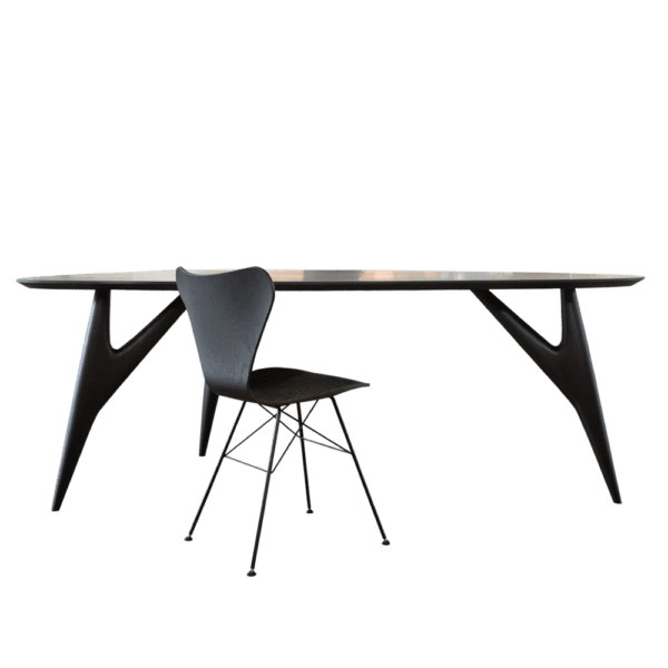 Tavolo nero da pranzo in legno di frassino dal design moderno e minimalista di Greyge, con una superficie elegante e raffinata.