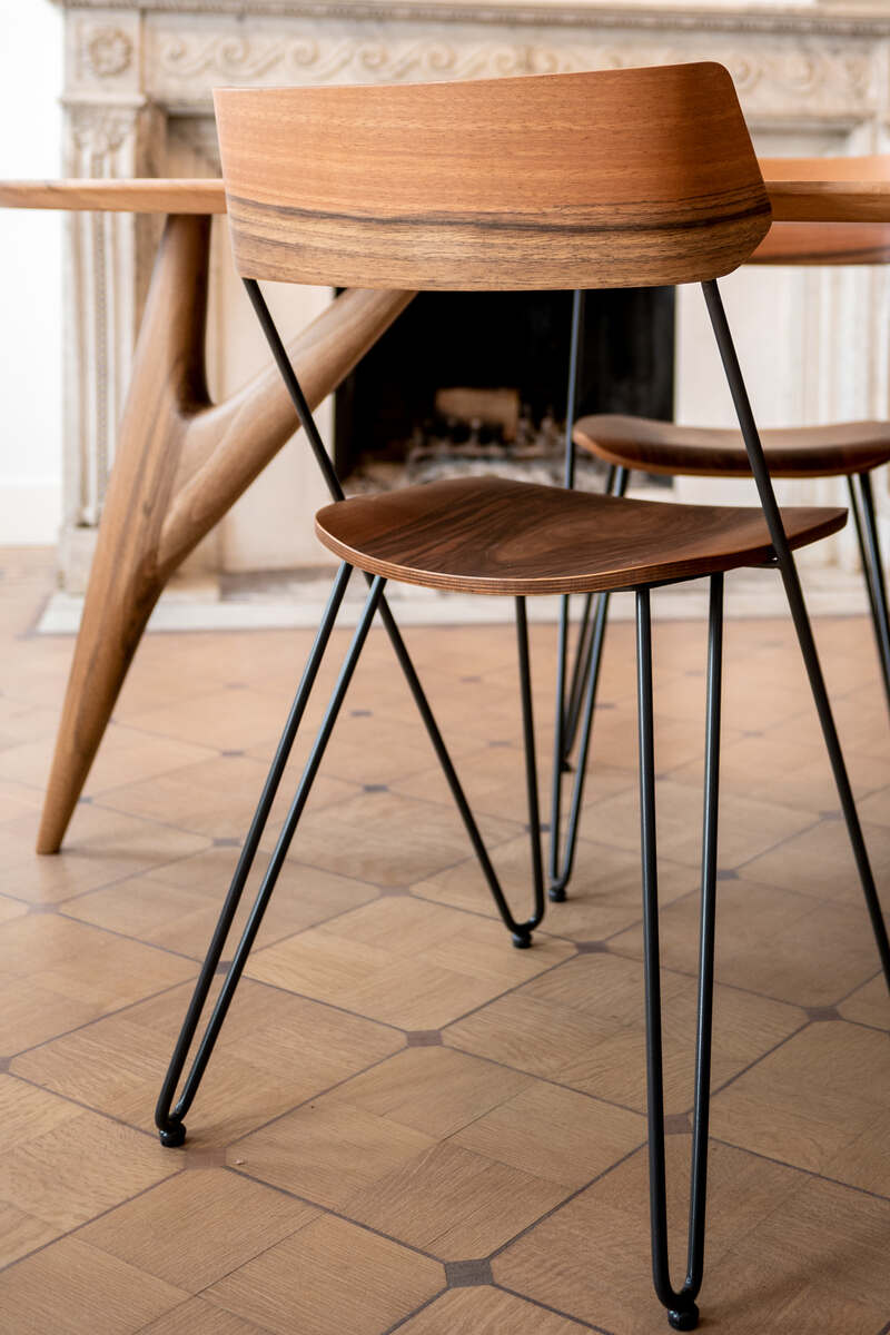 Primo piano della sedia confortevole Ibsen di Greyge in noce, che evidenzia il design minimalista e la finezza artigianale.