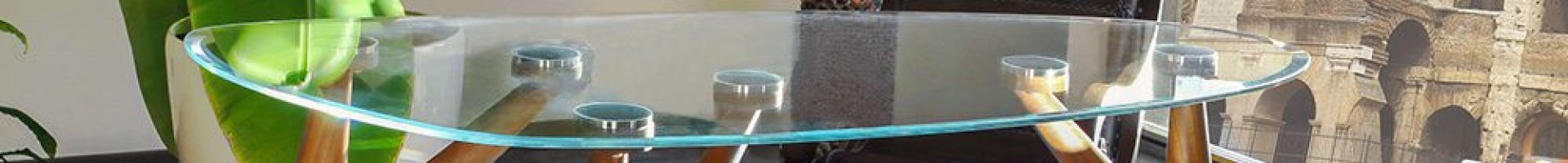 Table basse Ted en cristal de Greyge, mettant en avant un design transparent et une élégance minimaliste.